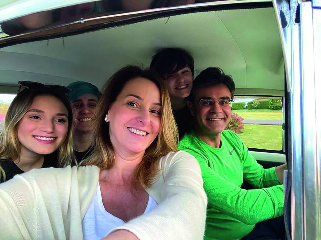 rodrigoFamiliaFusca.jpg Imagem mostra família dentro de carro, todos sorrindo. Um homem de roupa verde está dirigindo, e uma mulher está tirando a foto. Os três filhos estão no banco de trás