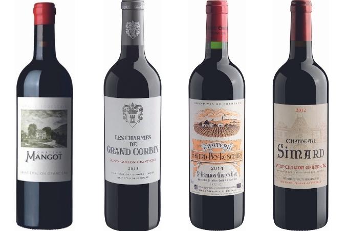Quatro garrafas de vinho tinto de diferentes rótulos dispostas sobre fundo branco