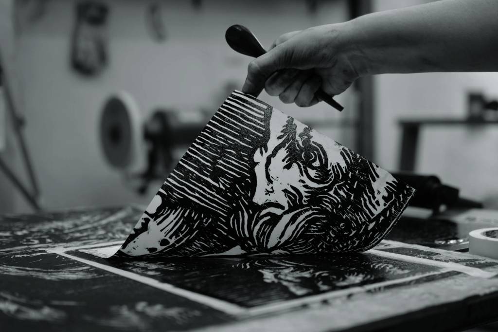 Encontro da xilogravura com graffiti é tema de mostra no Sesc Consolação