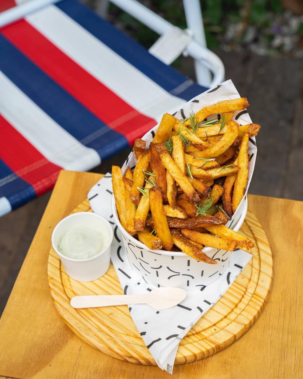 Pitico Batatas fritas em saquinho de papel sobre mesa