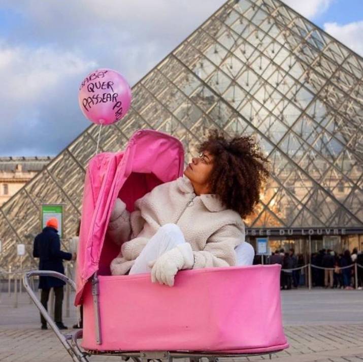Artista faz performance em carrinho de bebê no meio da Cracolândia