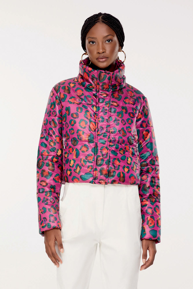 Modelo negro e magra usa jaqueta com estampa de on&ccedil;a colorida