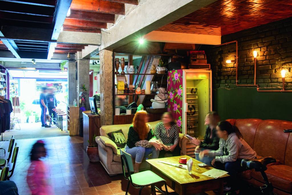 Misto de bar e café, Colchetes funciona de manhã e noite sem intervalos