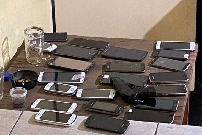 Celulares apreendidos durante operação policial no centro da cidade de São Paulo