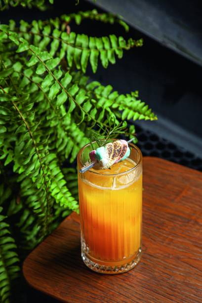 Caraíva: bourbon, Cointreau, gengibre, limão e sucos de maracujá e manga Caraíva: bourbon, Cointreau, gengibre, limão e sucos de maracujá e manga