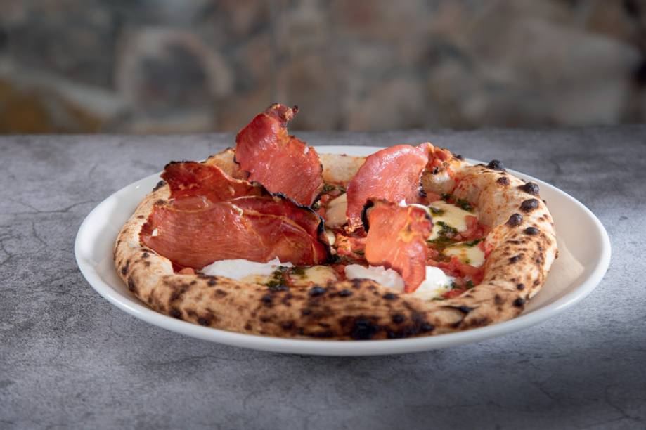 Pizza foglia: molho de tomate, muçarela, tomate picado, burrata, pesto e crocante de presunto cru