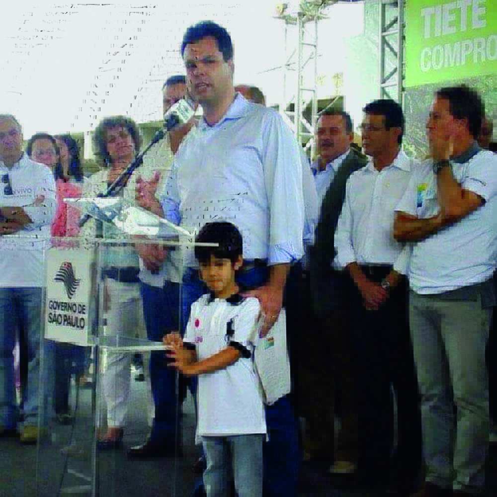 tomas covas Bruno Covas em evento do governo do estado de São Paulo com seu filho, na época pequeno, Tomás. Eles estão em pé, na frente de um palanque