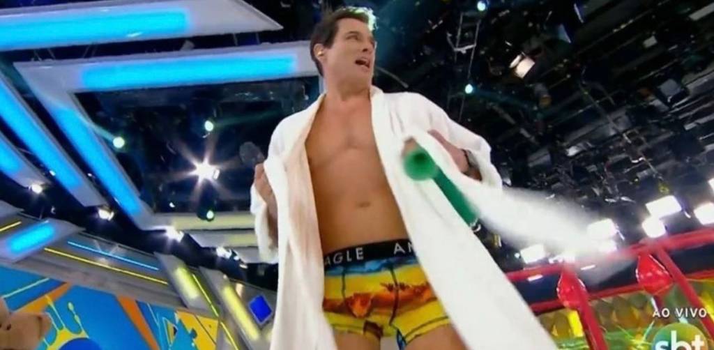 Celso Portiolli fica só de cueca no Domingo Legal e internet reage