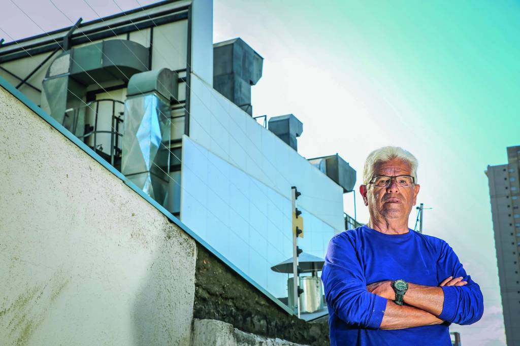 São Paulo 16 maio 2022Foto Alexandre Battibugli VSP Imagem mostra homem grisalho com camiseta azul com os braços cruzados