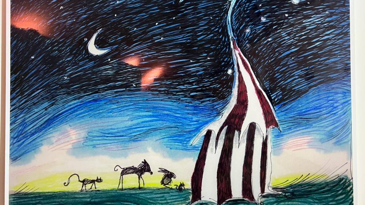 Mostra Tim Burton: foto exibe ilustração de casa preta e branca em listras em gramado com bichos ao lado e céu azul escuro.