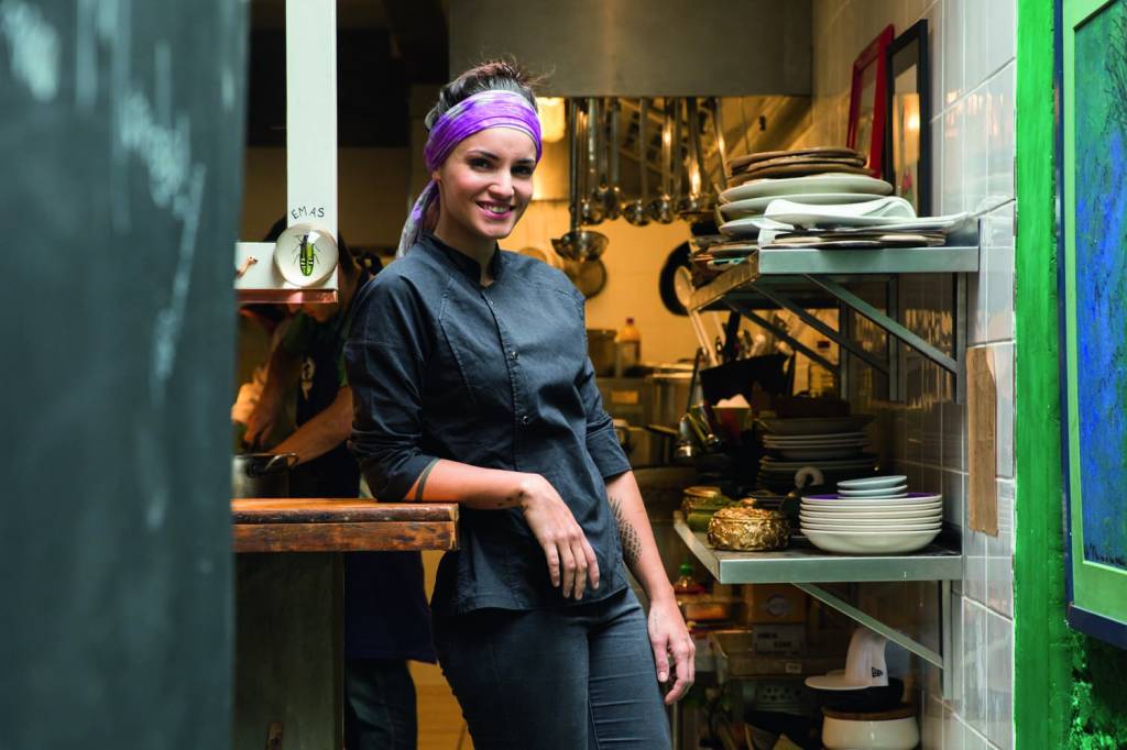 RENATAVANZETTOLM47.jpg Imagem mostra chef de roupa preta em cozinha