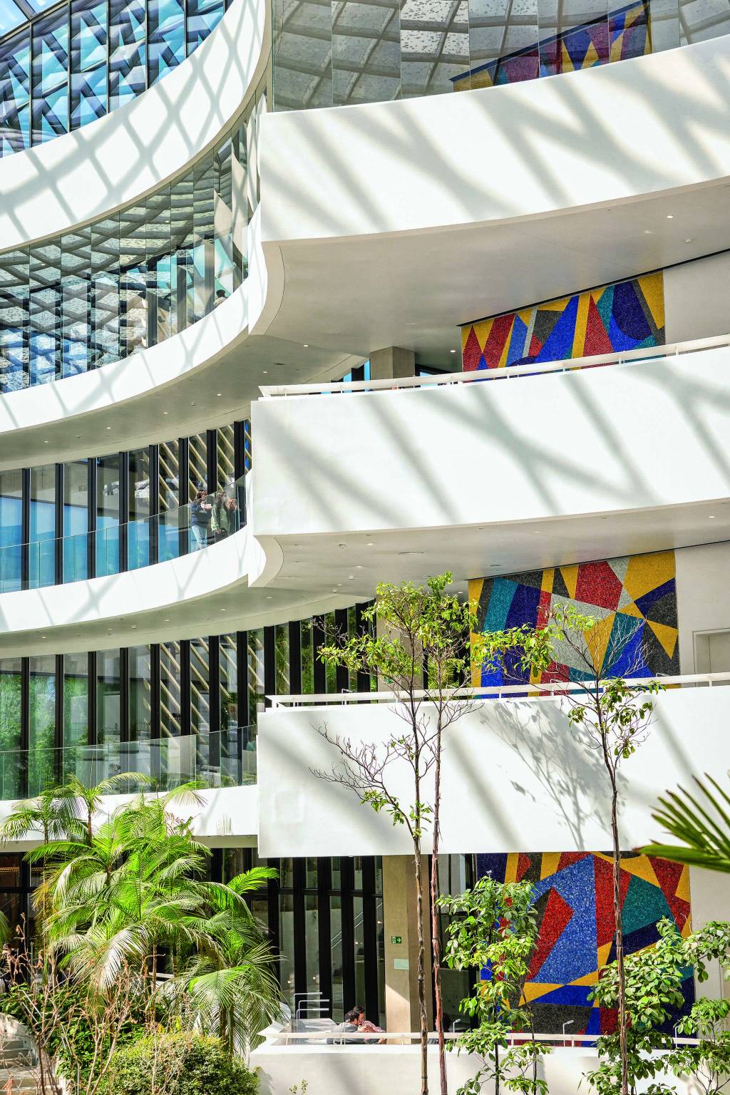 Sidney Klajner Mural colorido que atravessa os cinco pavimentos do prédio