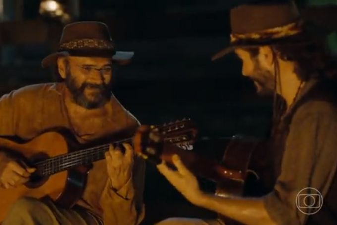 Almir Sater e Gabriel Sater tocando viola juntos em Pantanal (2022)