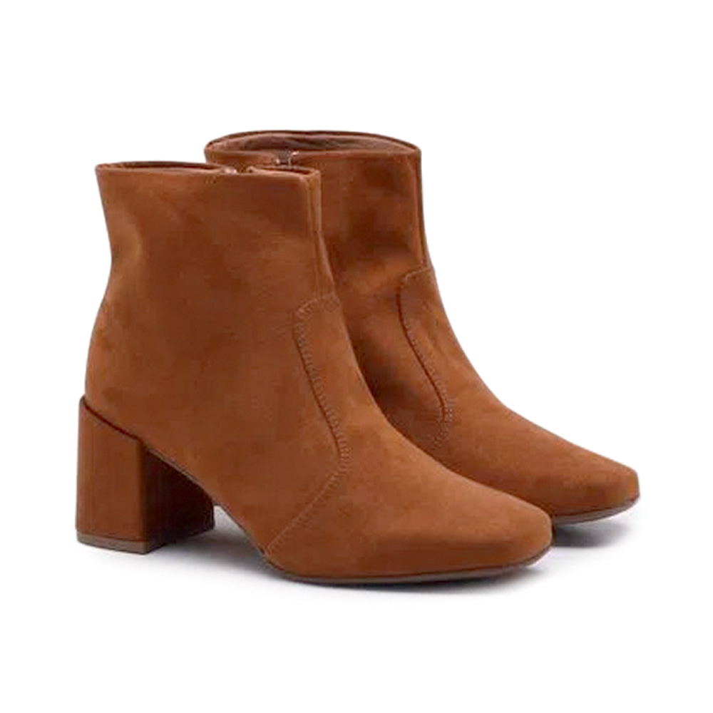 Par de botas de cano curto de camur&ccedil;a marrom