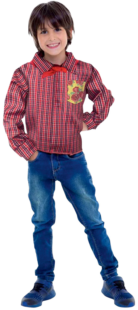 Modelo mirim branco, magro e de cabelos castanhos e lisos usa camisa xadrez vermelha