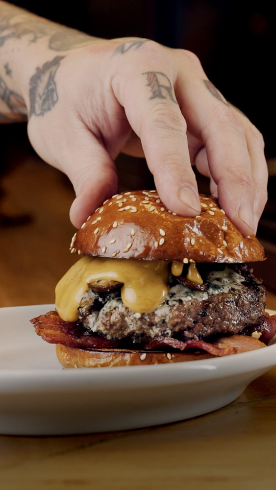 Duas lanchonetes para comemorar o dia mundial do hambúrguer