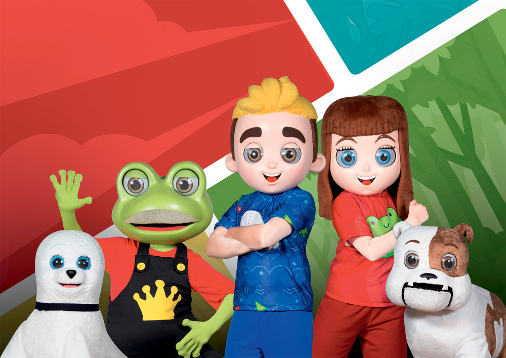 Quatro bonecos, dois de humanos, uma menina e um menino, e três de animais, uma foca branca, um sapo verde de macacão preto e blusa vermelha e um cachorro buldog, um ao lado do outro em um fundo colorido. Os dois bonecos de humanos são Luccas Neto e Gi