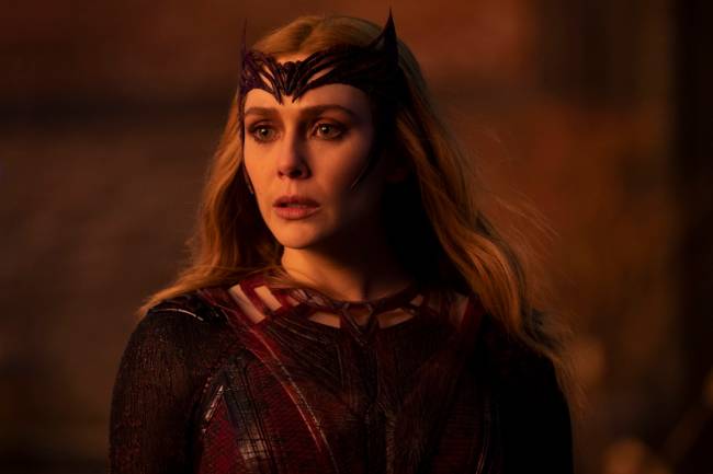 Doutor Estranho Elizabeth Olsen como Wanda Maximoff, vestida como a feiticeira