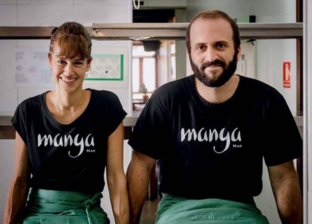 Chefs posam em uniforme com o nome do respectivo restaurante