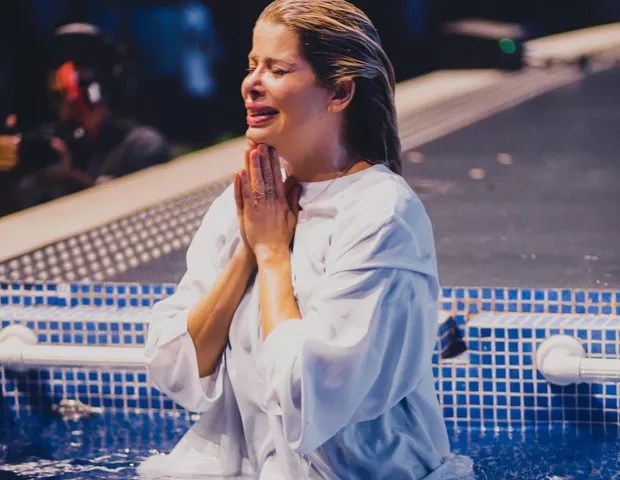 Karina Bacchi se batiza na igreja evangélica: “Comunhão com Deus”