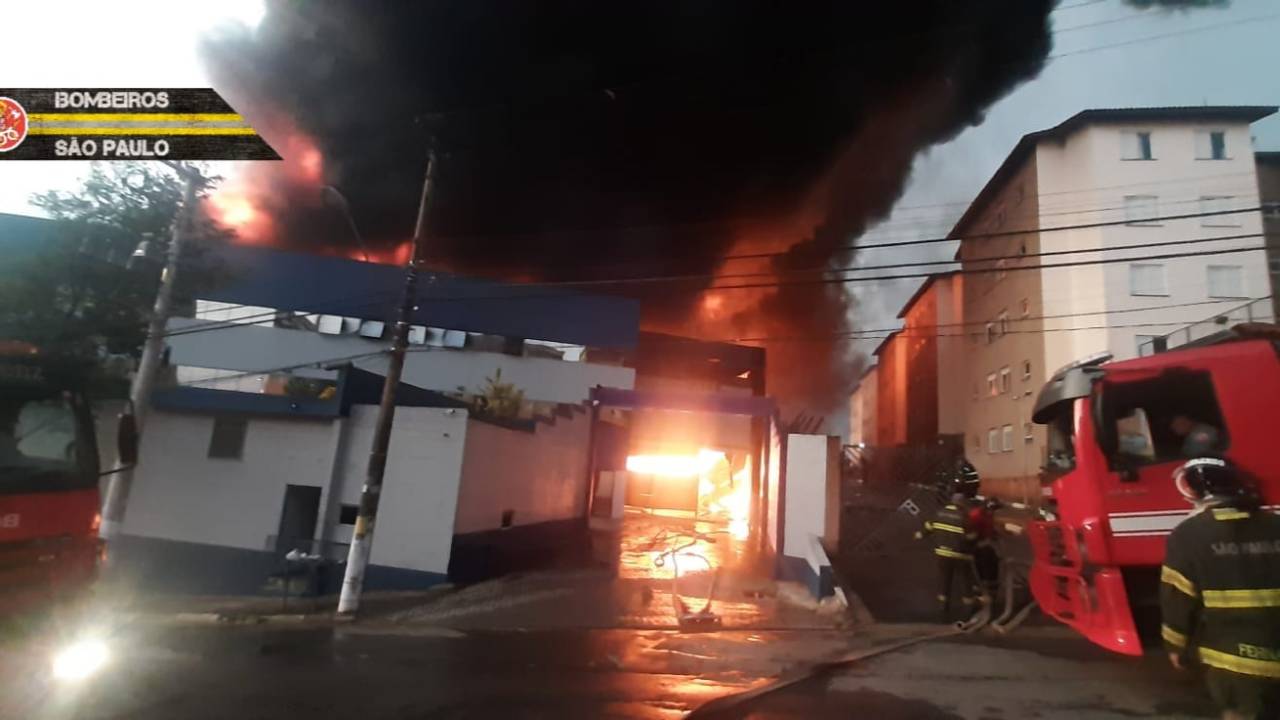 Fachada de fábrica pegando fogo