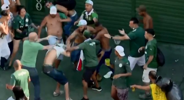 Imagem mostra torcedores do Palmeiras brigando entre si