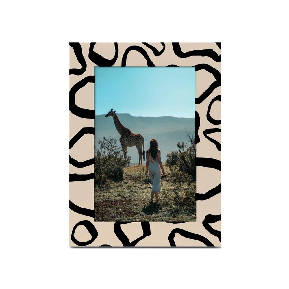 Porta-retrato retangular e bege com estampa de girafa