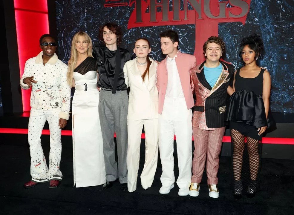 Elenco de Stranger Things na première da 4ª temporada