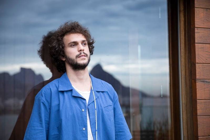 Theo Bial, filho de Pedro Bial, lança disco com participação do pai