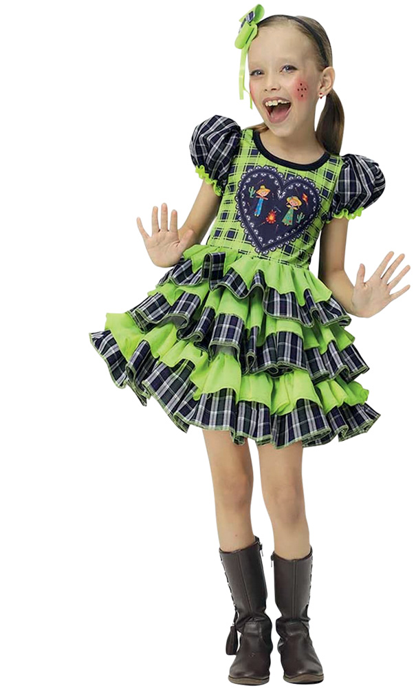 Modelo mirim branca, magra e loira usa vestido junino verde xadrez com sais de babados e aplica&ccedil;&atilde;o em forma de cora&ccedil;&atilde;o no peito