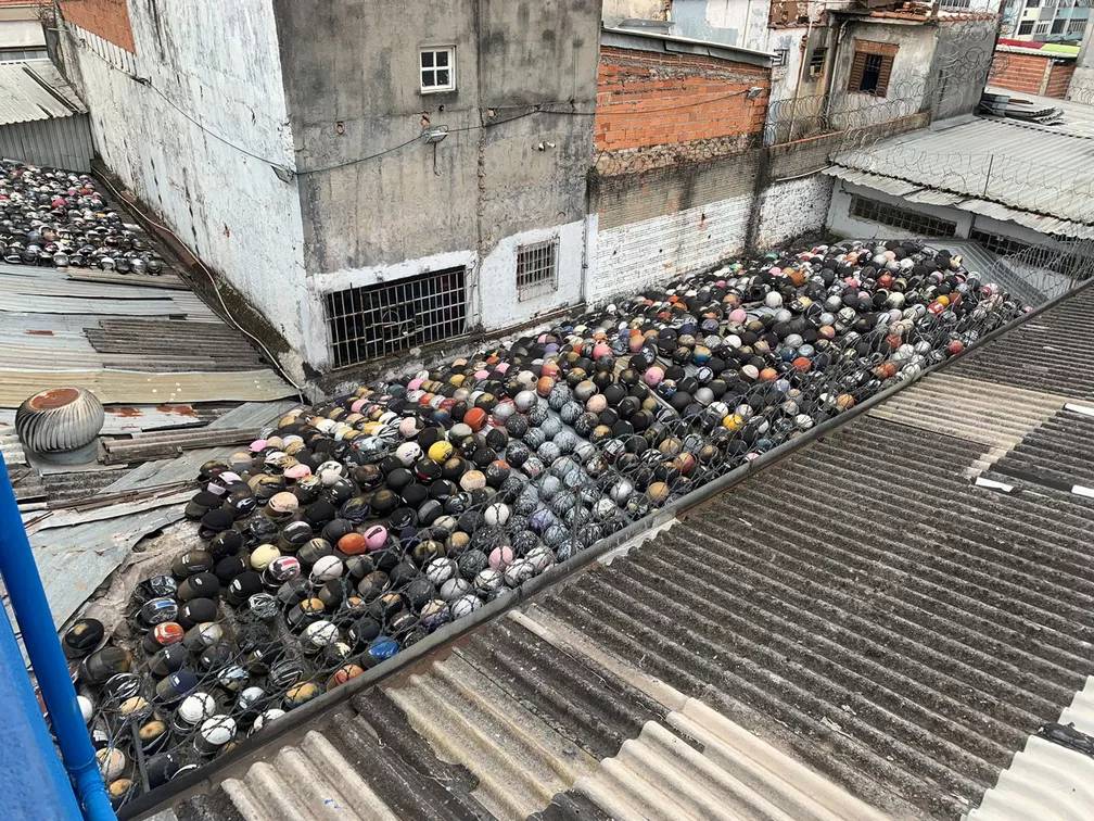 Polícia encontra ‘cemitério’ de capacetes em telhado de imóvel no centro