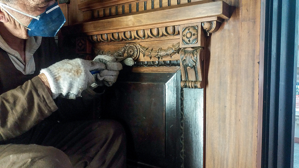 Trabalhador entalhando parte de madeira do Casar&atilde;o