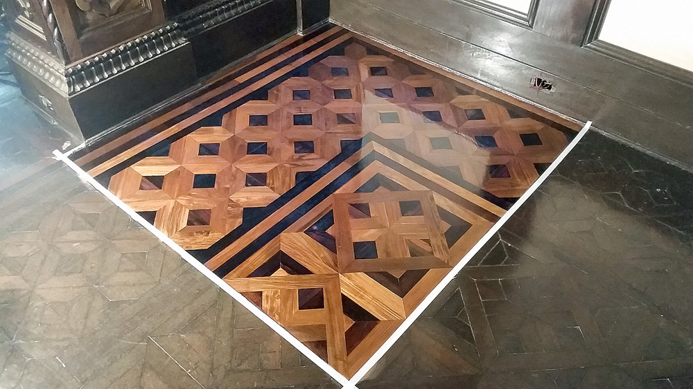 Mural de madeira no ch&atilde;o do Casar&atilde;o