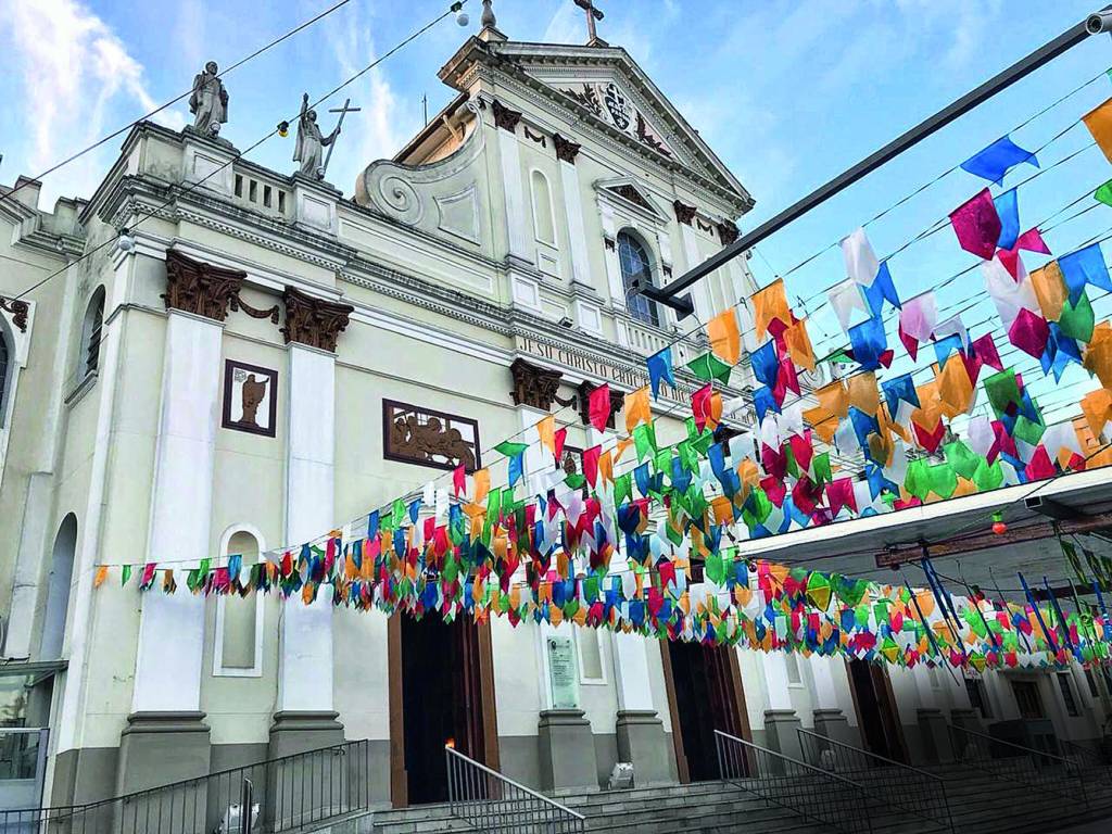 — 3 — TOPO PÁGINA 3 – Quermesse do Calvário (DIVULGAÇÃO) (1).JPEG Imagem mostra frente de igreja com bandeirinhas de São João penduradas