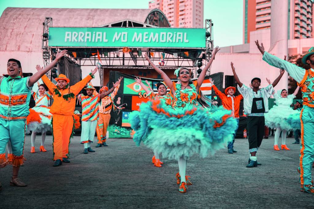 — 6 — TOPO PÁGINA 6 — Memorial da América Latina (Rafa Guirro-Divulgação).jpg Imagem mostra pessoas com roupas festivas das cores azul e laranja, dançando em espaço aberto