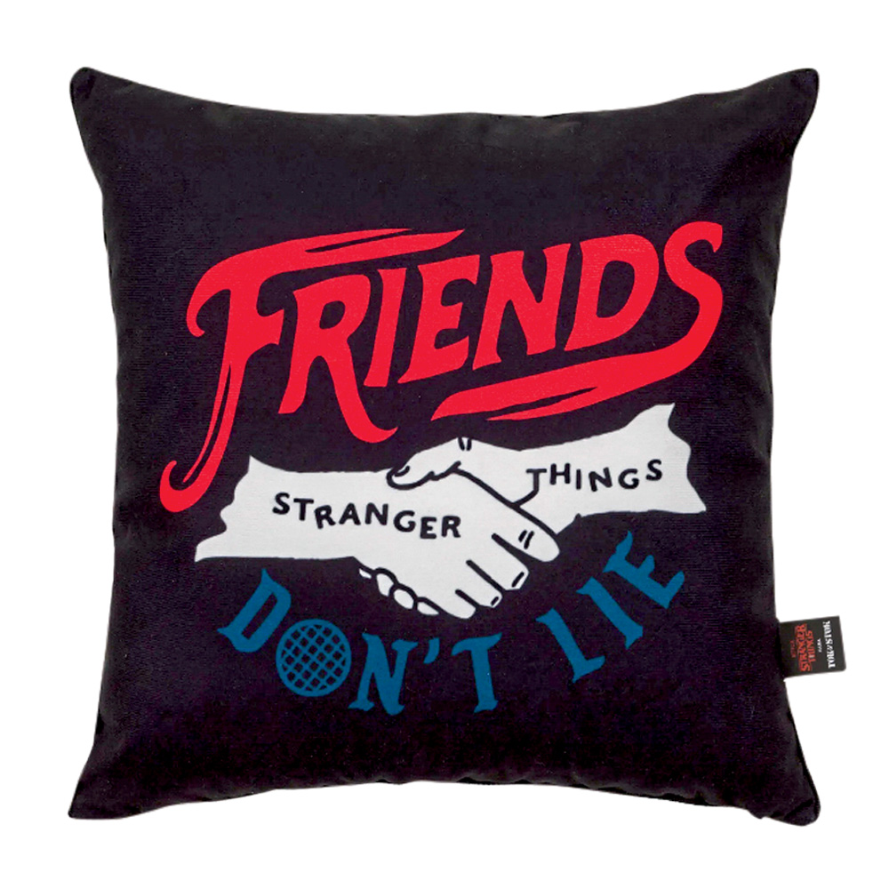 Almofada.jpg Almofada preta quadrada inspirada em Stranger Things. Estampa tem dois braços brancos em um aperto de mão, com os dizeres
