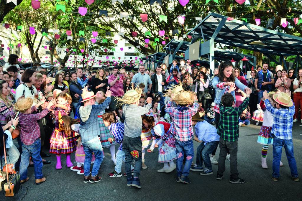 Apresentações-70.JPG Imagem mostra crianças com roupas de festa junina em pátio aberto