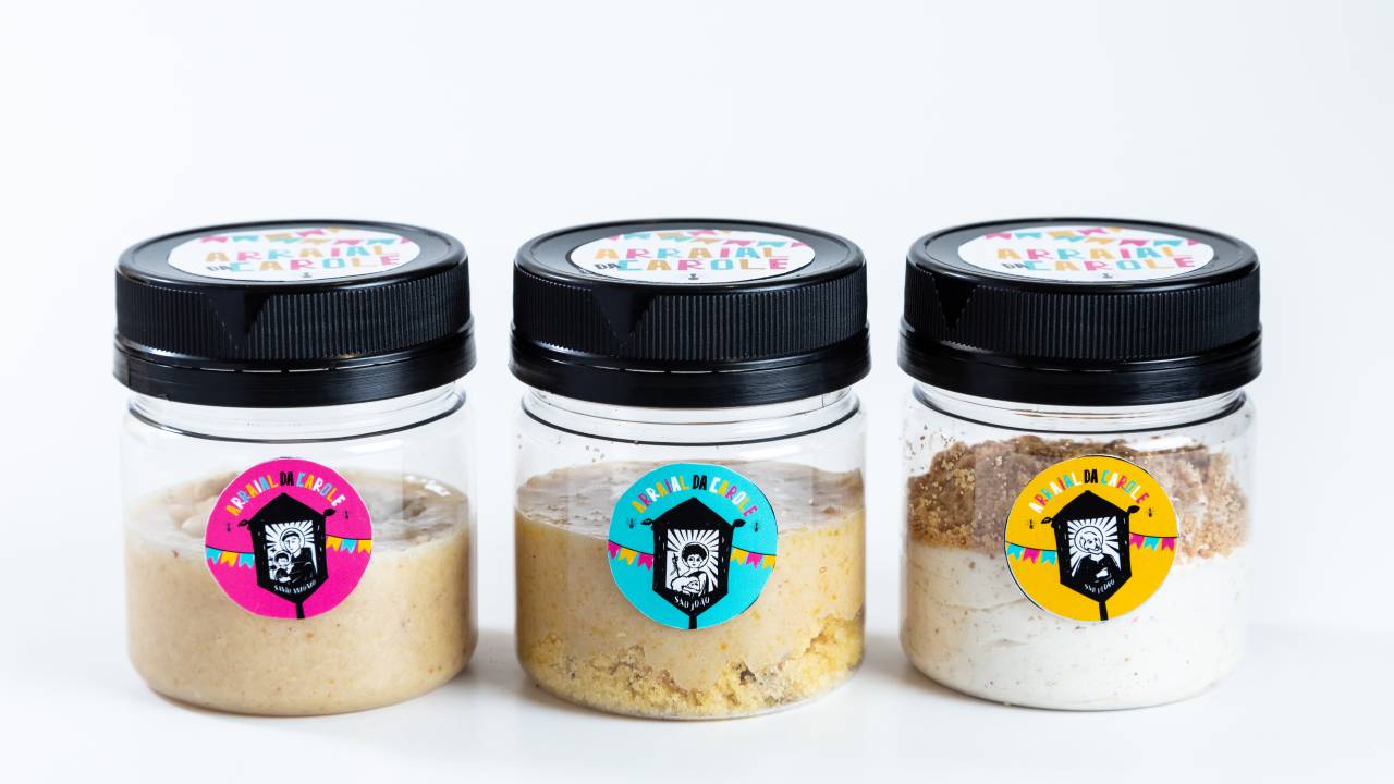Três potes de doce dispostos lado a lado sobre fundo branco