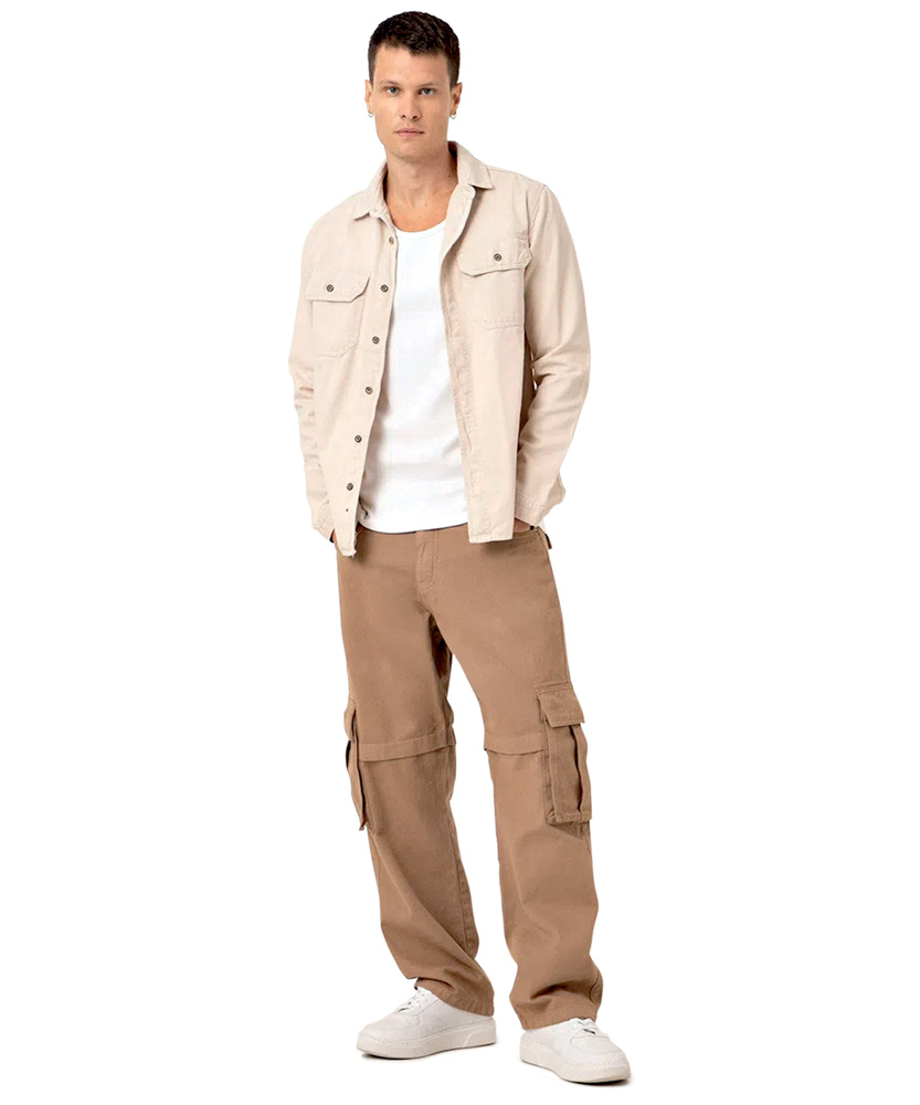 Modelo branco, moreno e magro usa cal&ccedil;a cargo bege, blusa branca e jaqueta bege