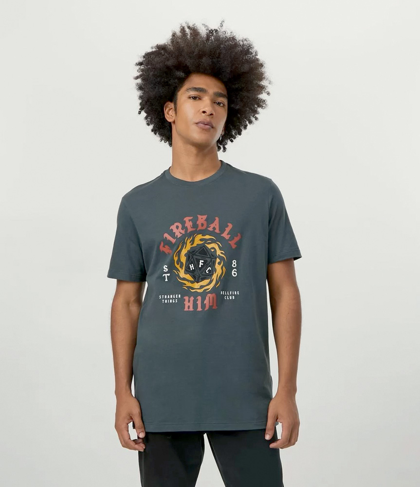 Camiseta masculina.jpg Modelo negro, magro e de cabelos crespos usa camiseta cinza de manga curta, em meia malha, com lettering