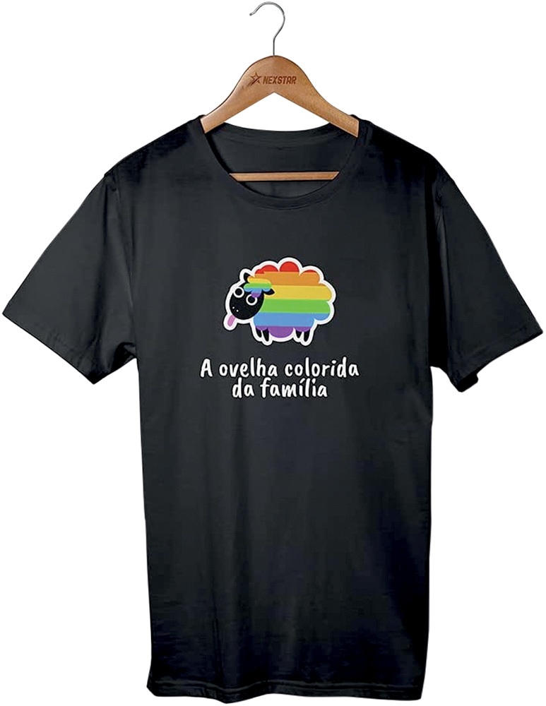 Camiseta preta com estampa de ovelha arco-&iacute;ris com os dizeres 