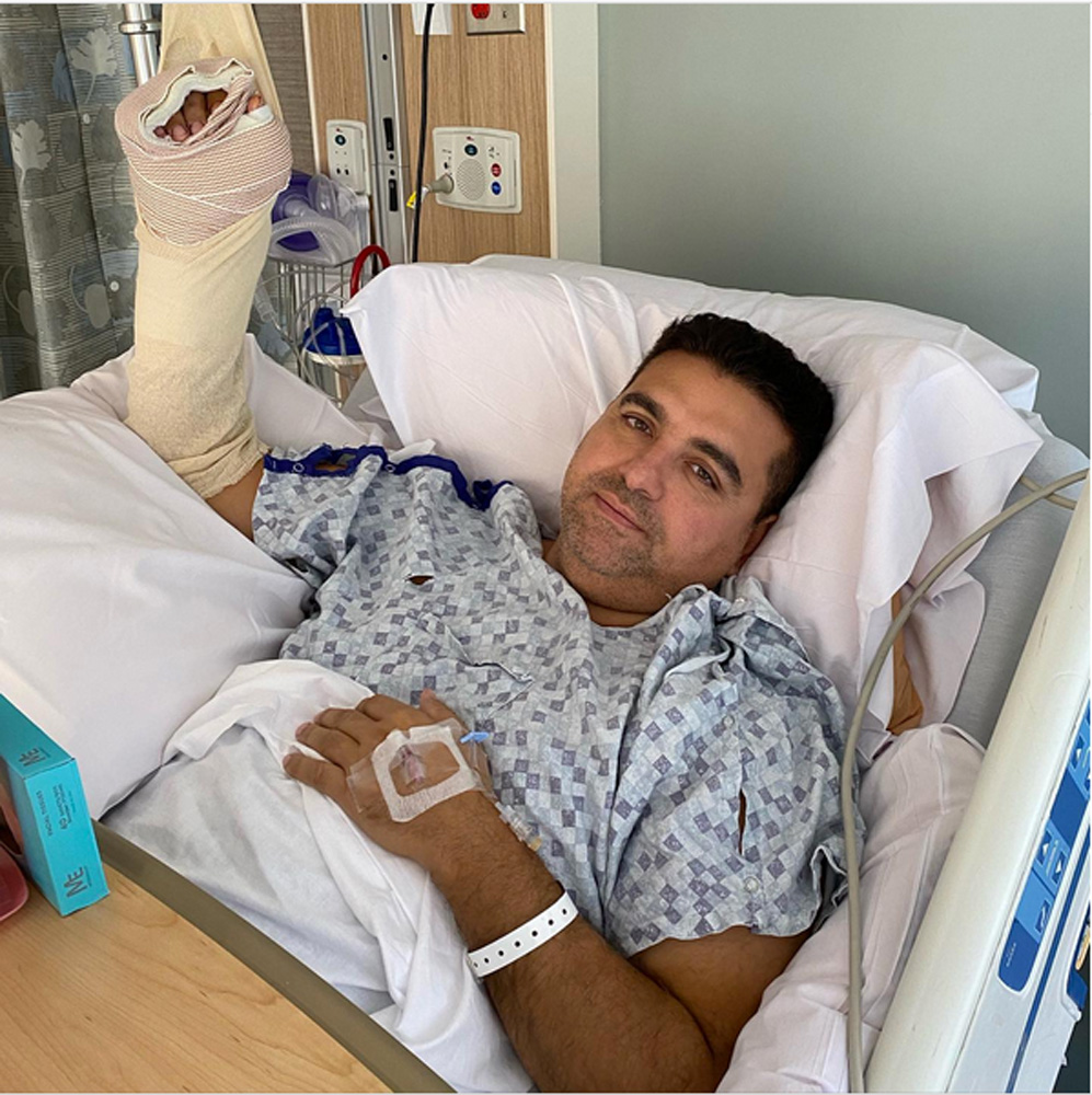 Buddy Valastro Buddy Valastro com mão enfaixada deitado em uma maca