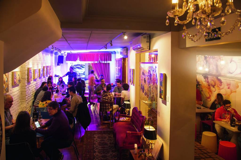 Casa Fluida é bar, galeria e tem apresentações de drag queens