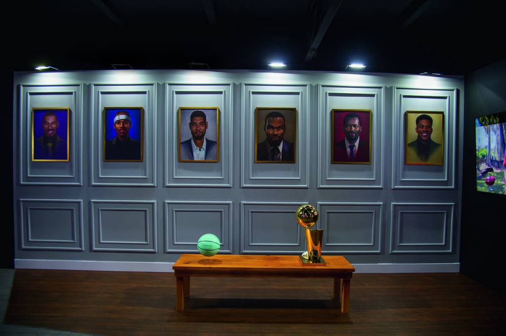 Veja SP Na decoração: quadros degrandes figuras do basquete eréplica do troféu Larry O’Brien