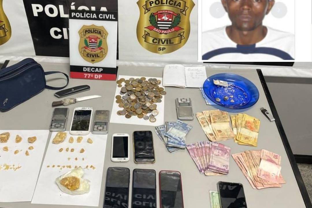 Materiais apreendidos em nova ação da Polícia Civil; no alto, à direita, imagem de Sistemático, apontado como o chefe do PCC no centro