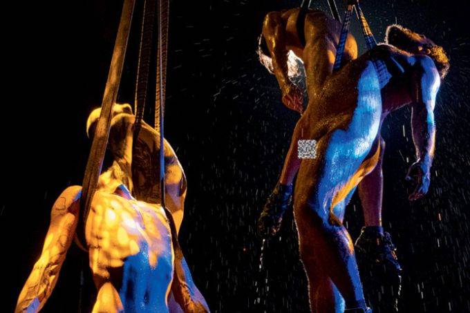 Híbrido entre peça e festa, ‘Máquina’ faz crítica social com atores nus