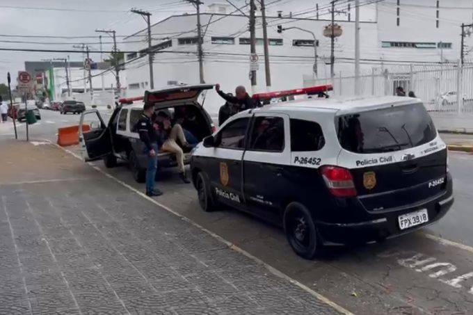 Polícia prende quatro por extorquir ambulantes nas ruas do Brás