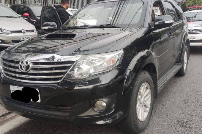 Polícia apreende carrão de luxo com 738 000 reais em multas