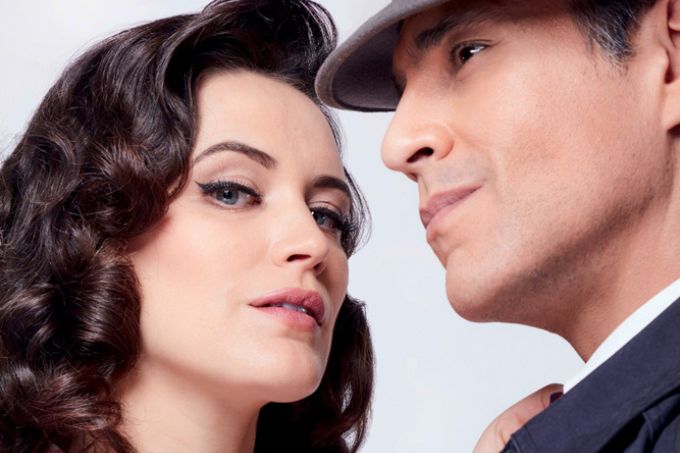 Bianca Bin e Fabrício Pietro aparecem lado a lado. Ambos são brancos, morenos e magros. Usam roupas da década de 50