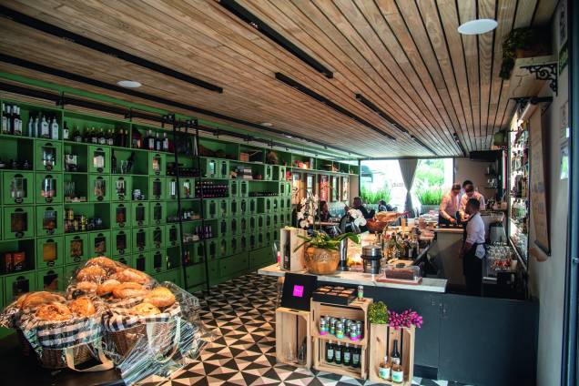 Ambiente: além do restaurante, há a parte dedicada à venda de itens de empório Ambiente: além do restaurante, há a parte dedicada à venda de itens de empório